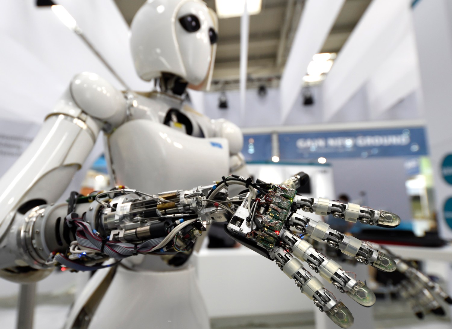 Brookings survey finds 52 percent believe robots will perform most human  activities in 30 years | Brookings