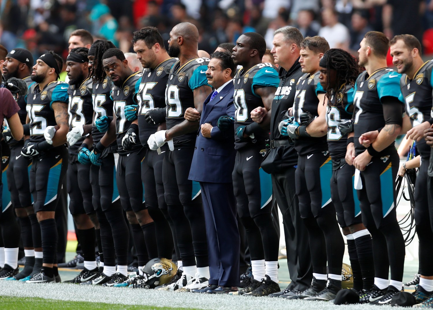 Several N.F.L. Players Protest Racism and Hate as Season Begins