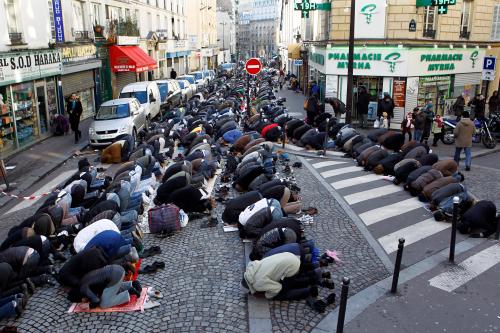 Muslims pray in the street during Friday prayers near the Poissonniers street Mosque in Paris December 17, 2010.  REUTERS/Charles Platiau  (FRANCE - Tags: RELIGION) - PM1E6CH141E01