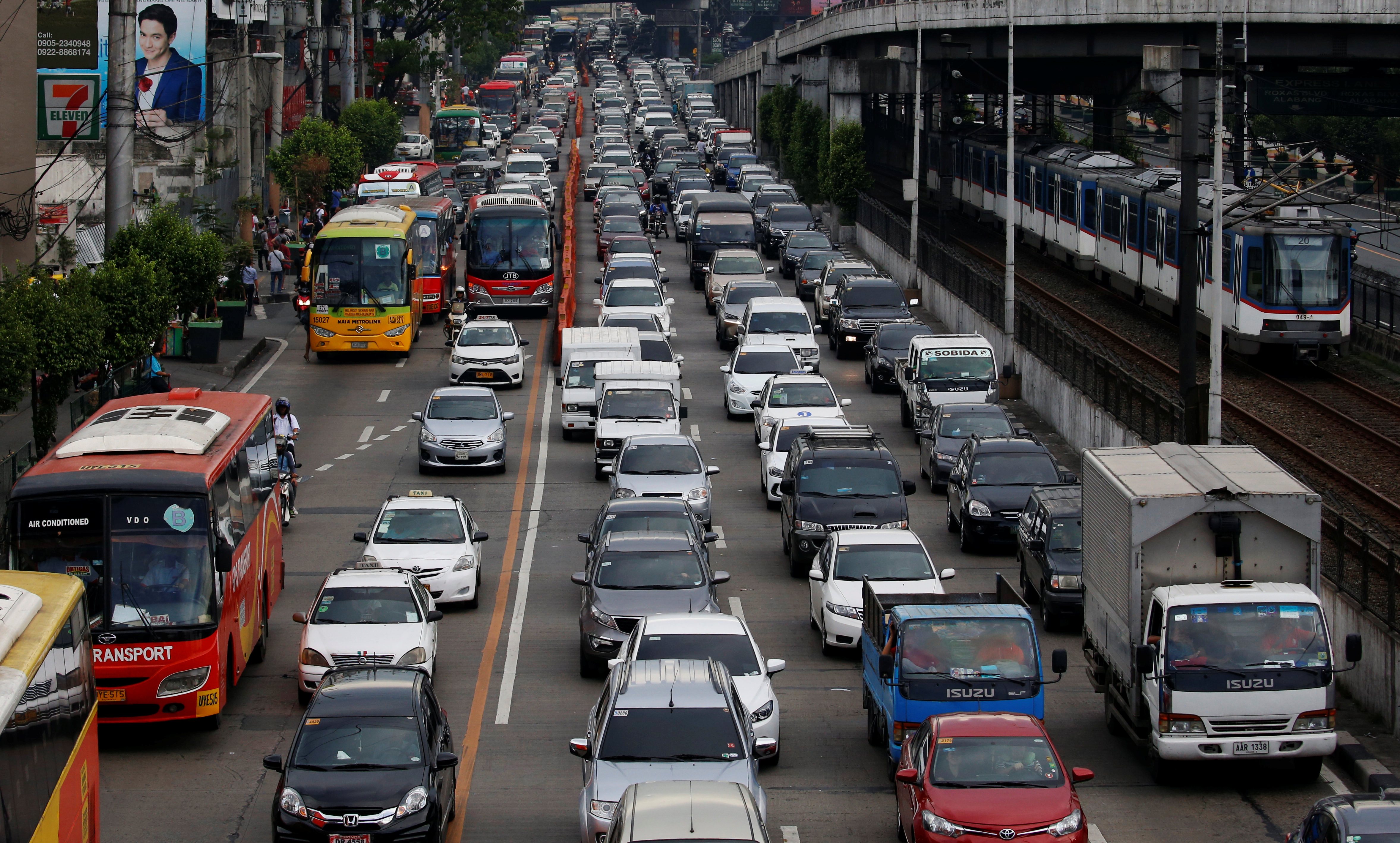 E traffic. Самые густонаселенные города и дороги. Манила Филиппины численность населения. Самая густонаселенная дорога в Японии. ПДД Манилы.