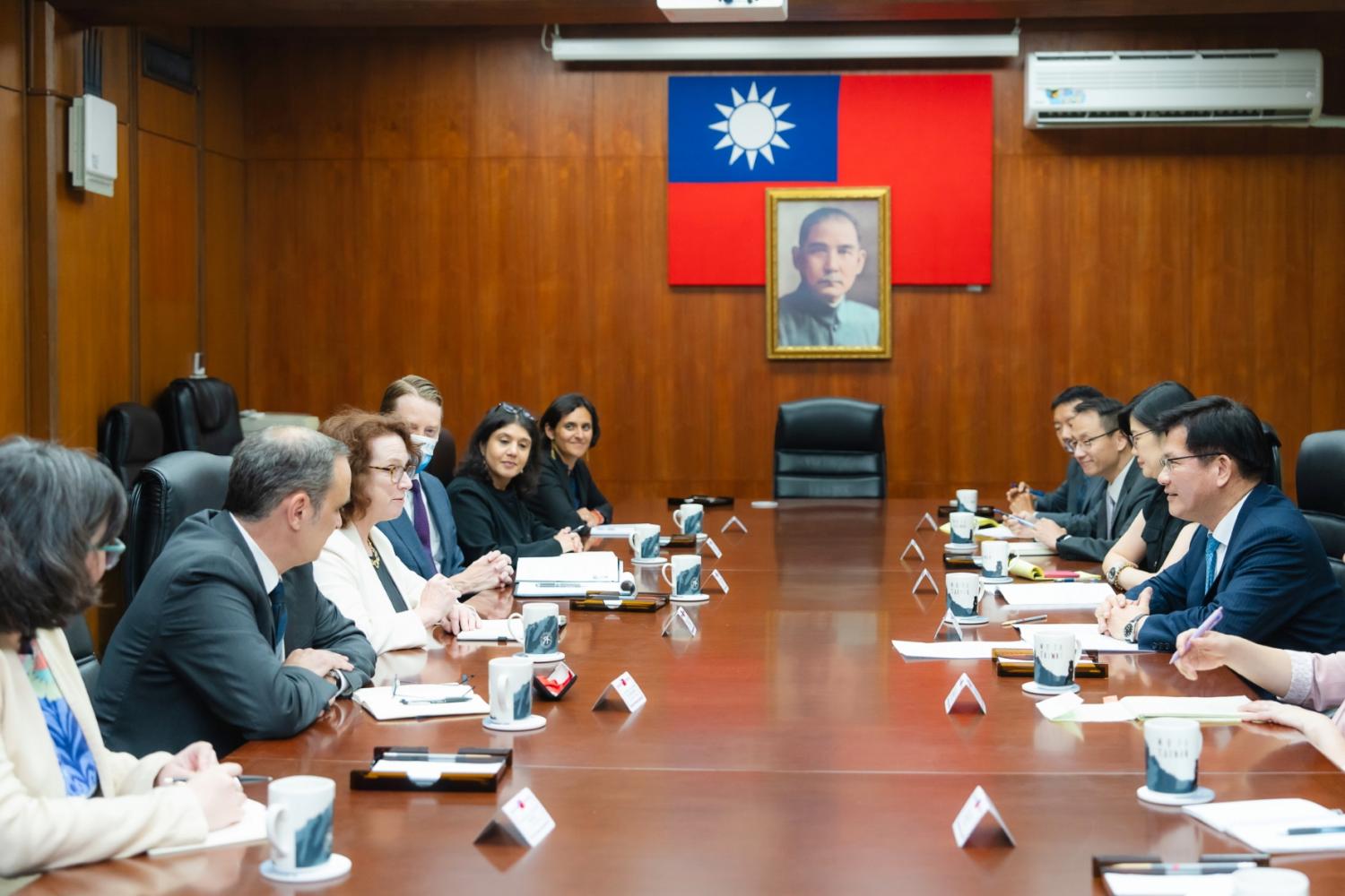 Brookings delegation meets with Taiwan's minister of foreign affairs, Lin Chia-Lung.